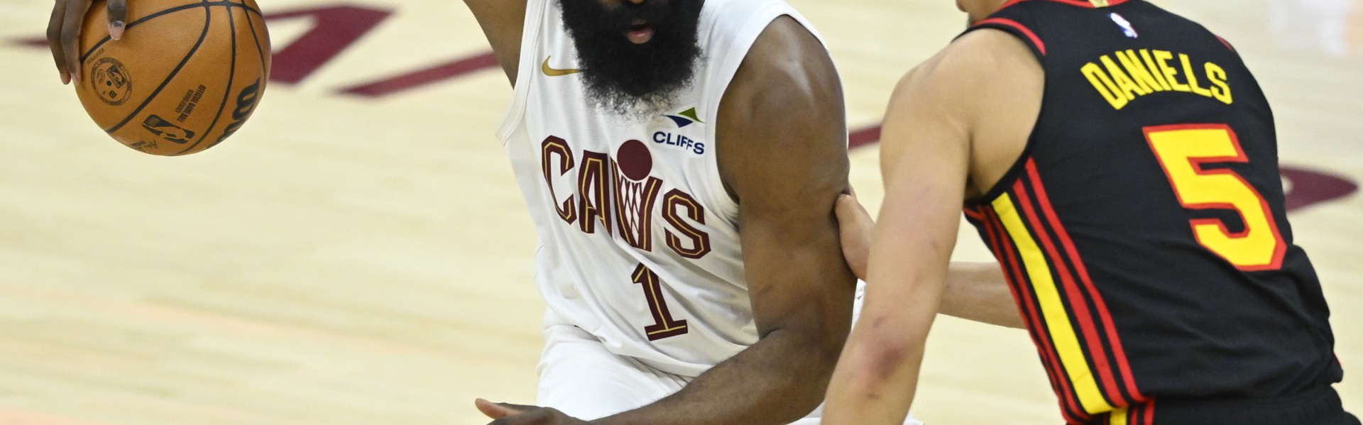 开云官网-首轮潜在对手？ESPN明日胜率预测：哈登单核骑士48.3% 老鹰51.7%